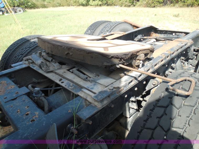 image for item I3352 2005 International 9400i semi truck