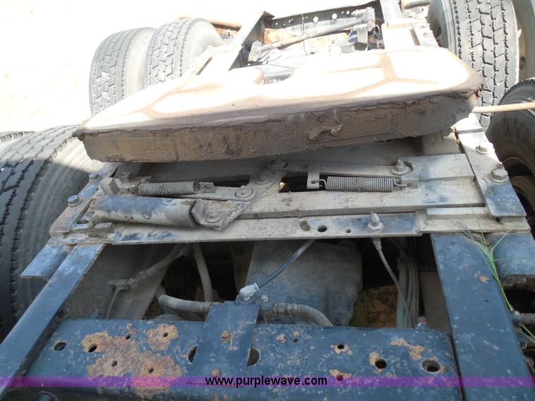 image for item I3352 2005 International 9400i semi truck