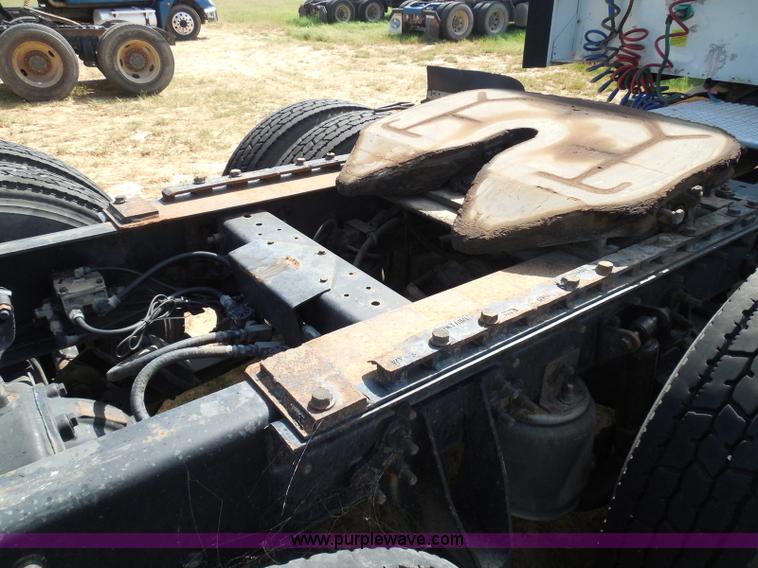 image for item I3352 2005 International 9400i semi truck