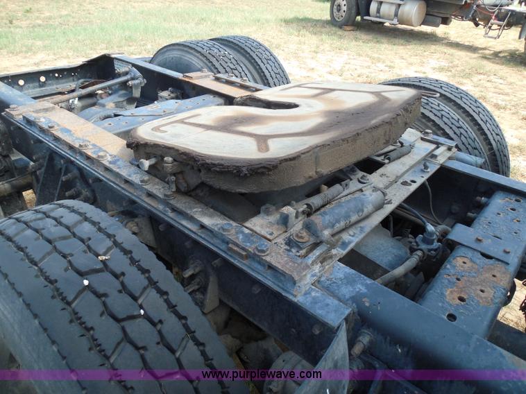 image for item I3352 2005 International 9400i semi truck