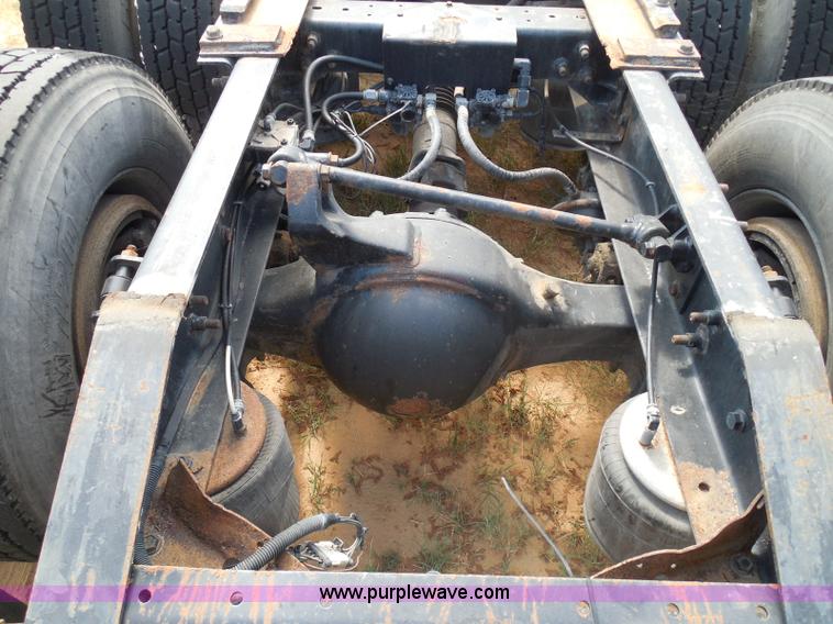 image for item I3352 2005 International 9400i semi truck