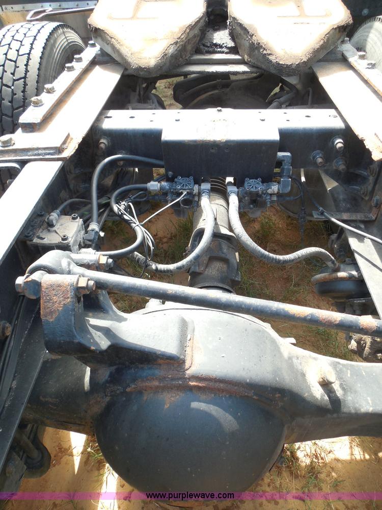 image for item I3352 2005 International 9400i semi truck