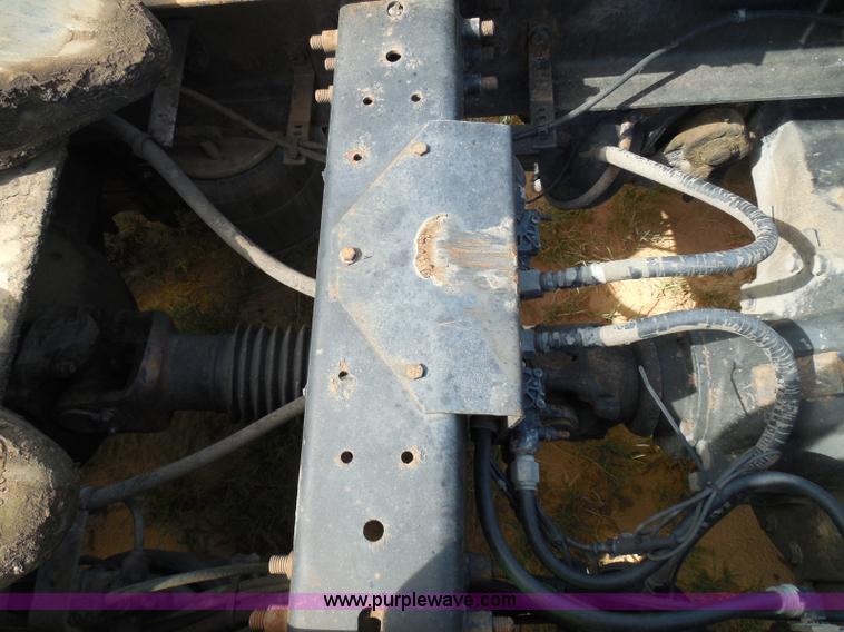 image for item I3352 2005 International 9400i semi truck