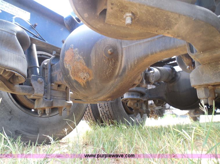 image for item I3352 2005 International 9400i semi truck