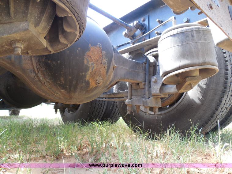 image for item I3352 2005 International 9400i semi truck