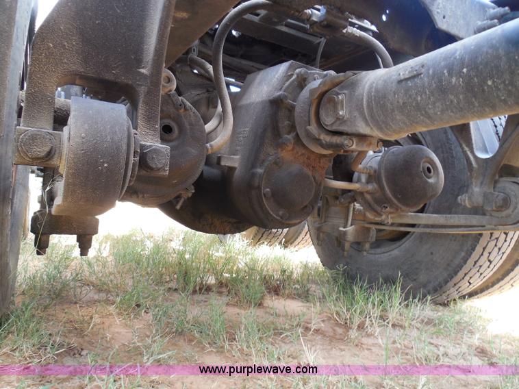 image for item I3352 2005 International 9400i semi truck