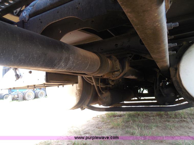 image for item I3352 2005 International 9400i semi truck