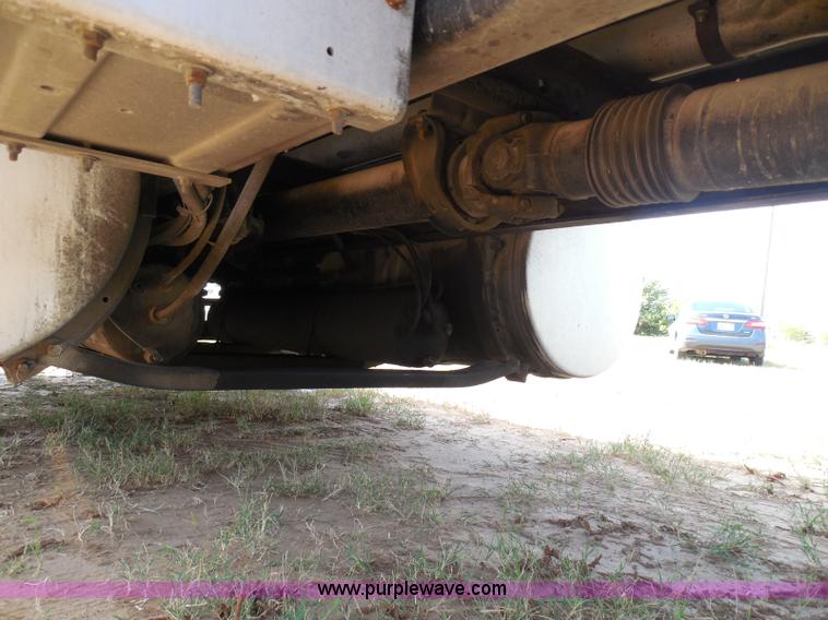 image for item I3352 2005 International 9400i semi truck