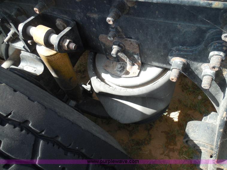 image for item I3352 2005 International 9400i semi truck