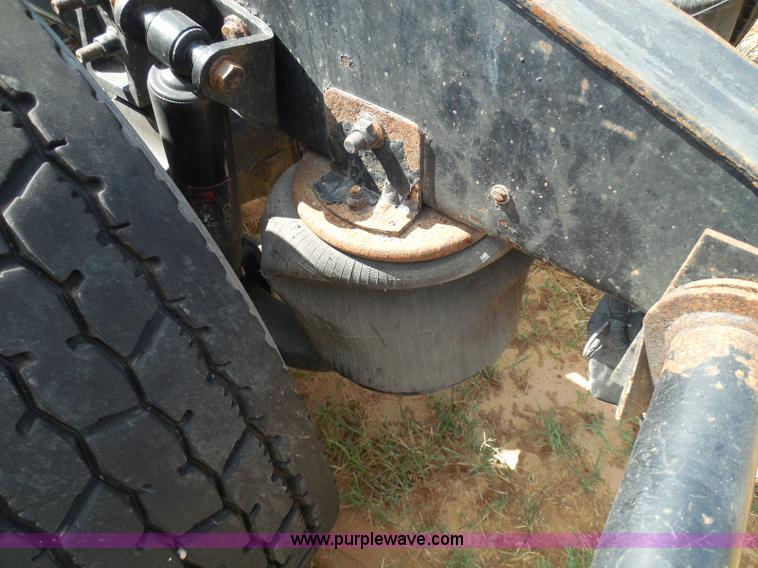 image for item I3352 2005 International 9400i semi truck