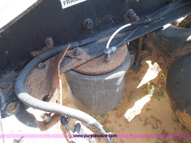 image for item I3352 2005 International 9400i semi truck