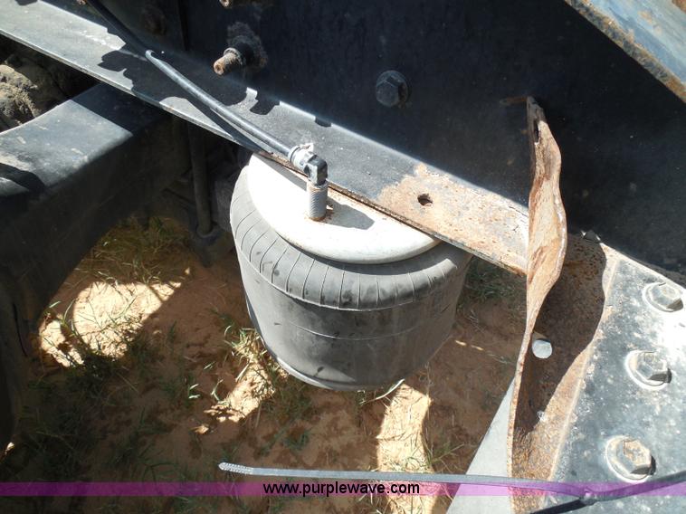 image for item I3352 2005 International 9400i semi truck