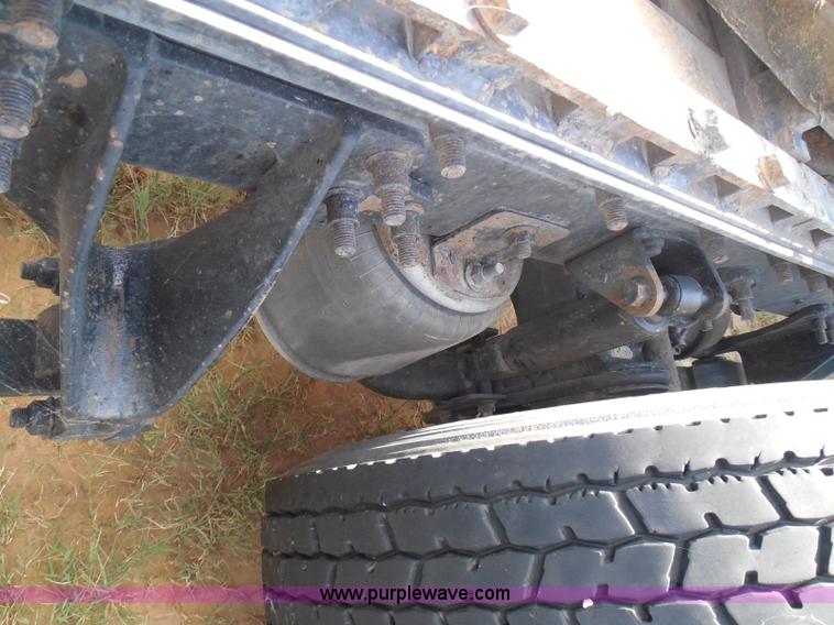 image for item I3352 2005 International 9400i semi truck