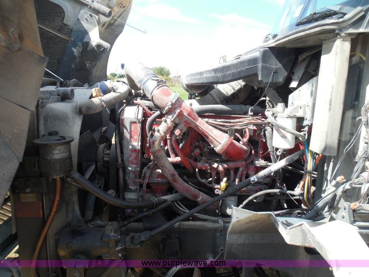 image for item I3352 2005 International 9400i semi truck