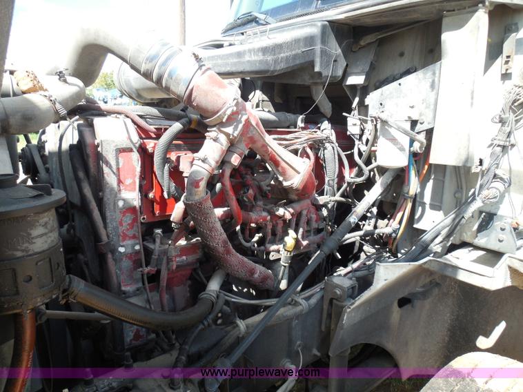 image for item I3352 2005 International 9400i semi truck