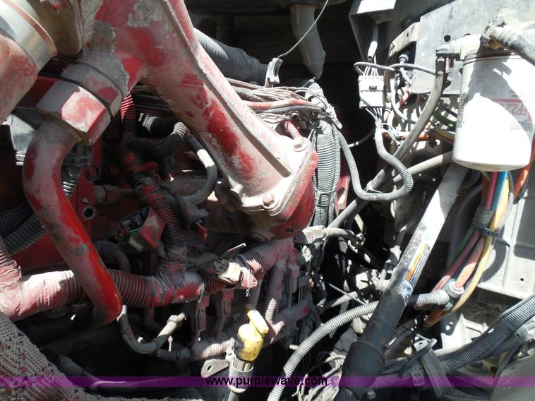 image for item I3352 2005 International 9400i semi truck