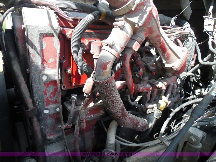 image for item I3352 2005 International 9400i semi truck