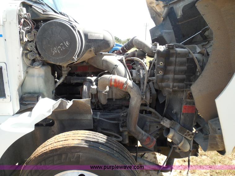 image for item I3352 2005 International 9400i semi truck