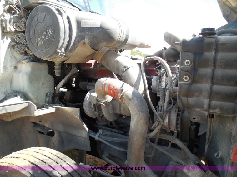 image for item I3352 2005 International 9400i semi truck