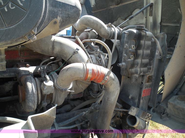 image for item I3352 2005 International 9400i semi truck