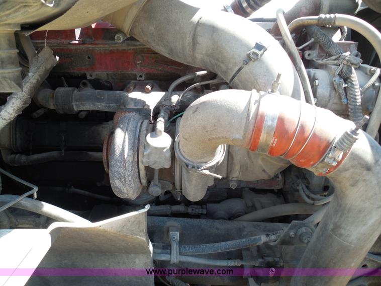 image for item I3352 2005 International 9400i semi truck