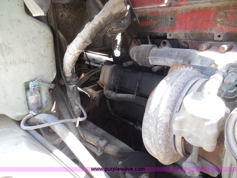 image for item I3352 2005 International 9400i semi truck