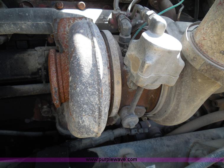 image for item I3352 2005 International 9400i semi truck