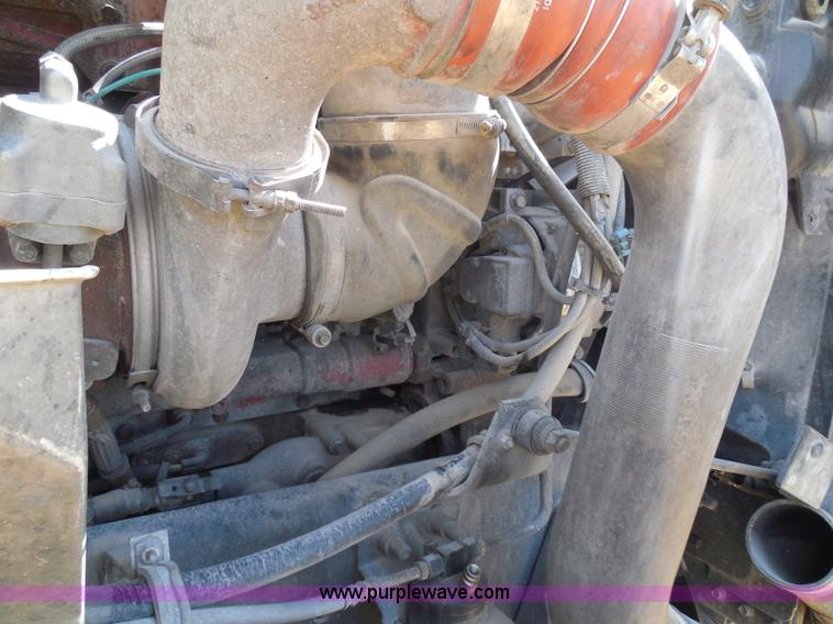 image for item I3352 2005 International 9400i semi truck