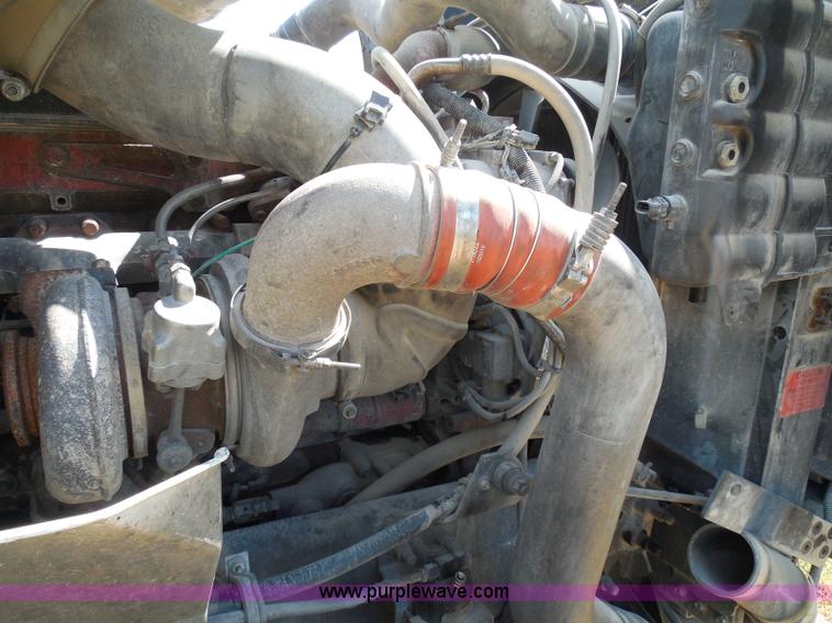 image for item I3352 2005 International 9400i semi truck