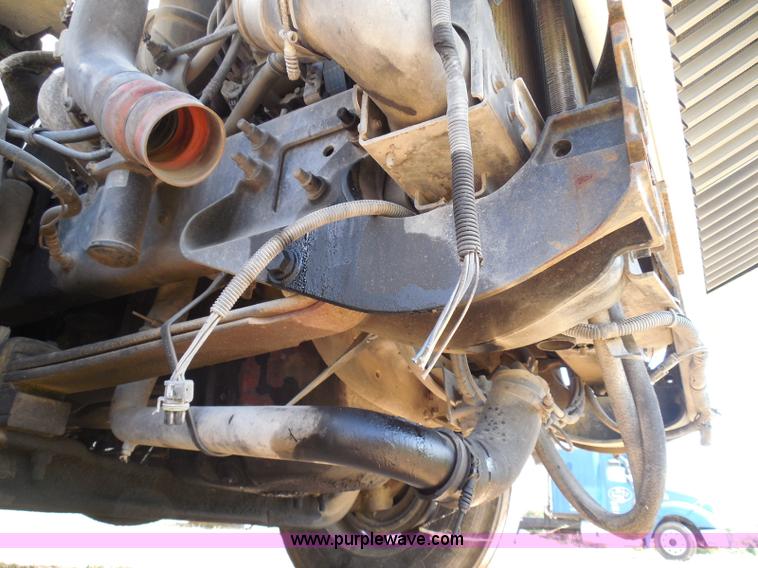 image for item I3352 2005 International 9400i semi truck