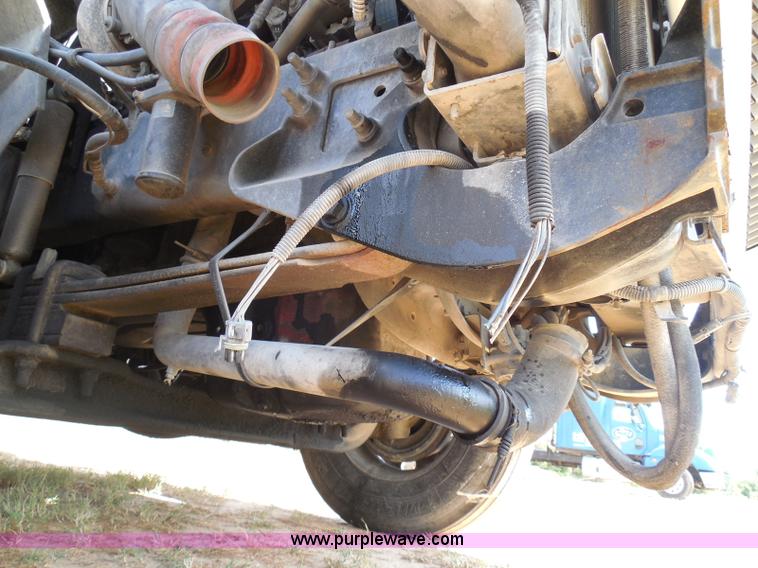 image for item I3352 2005 International 9400i semi truck