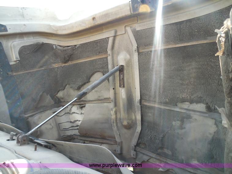 image for item I3352 2005 International 9400i semi truck