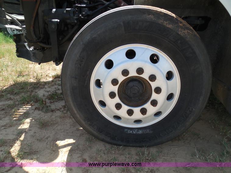 image for item I3352 2005 International 9400i semi truck