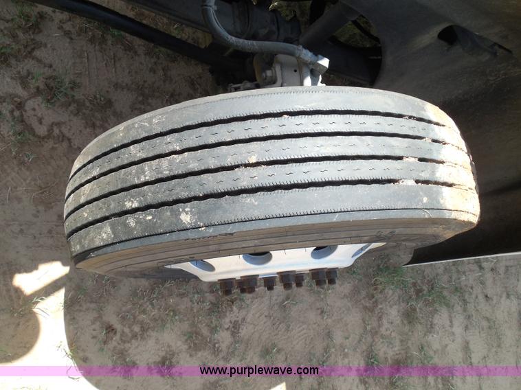 image for item I3352 2005 International 9400i semi truck