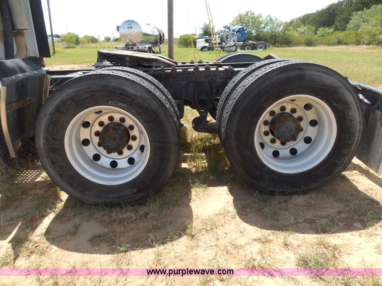 image for item I3352 2005 International 9400i semi truck