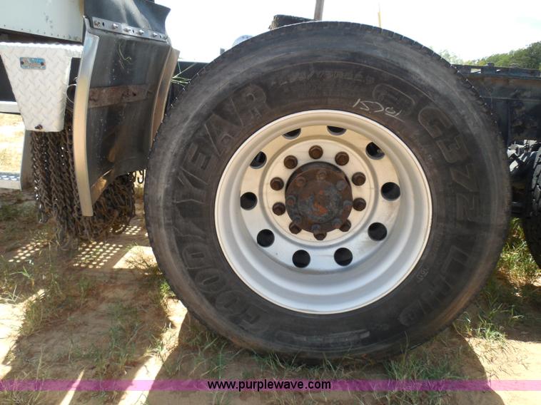 image for item I3352 2005 International 9400i semi truck