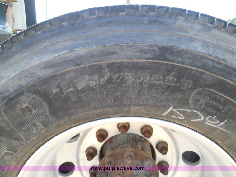 image for item I3352 2005 International 9400i semi truck