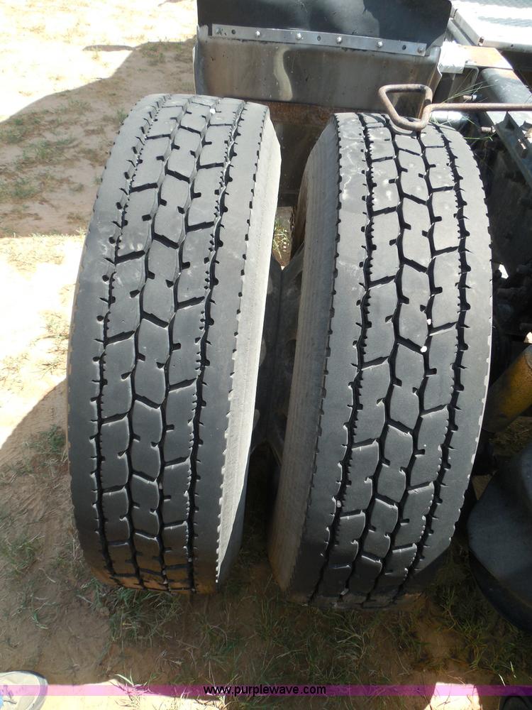 image for item I3352 2005 International 9400i semi truck