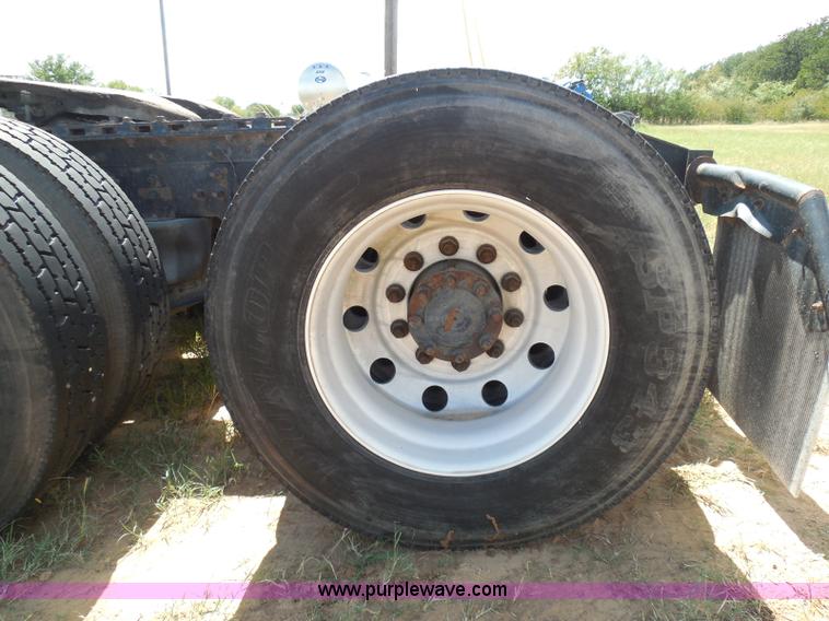 image for item I3352 2005 International 9400i semi truck