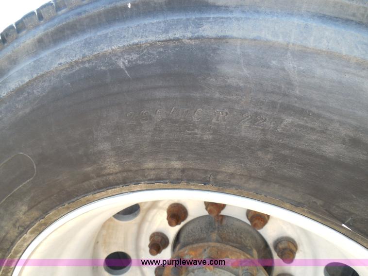 image for item I3352 2005 International 9400i semi truck