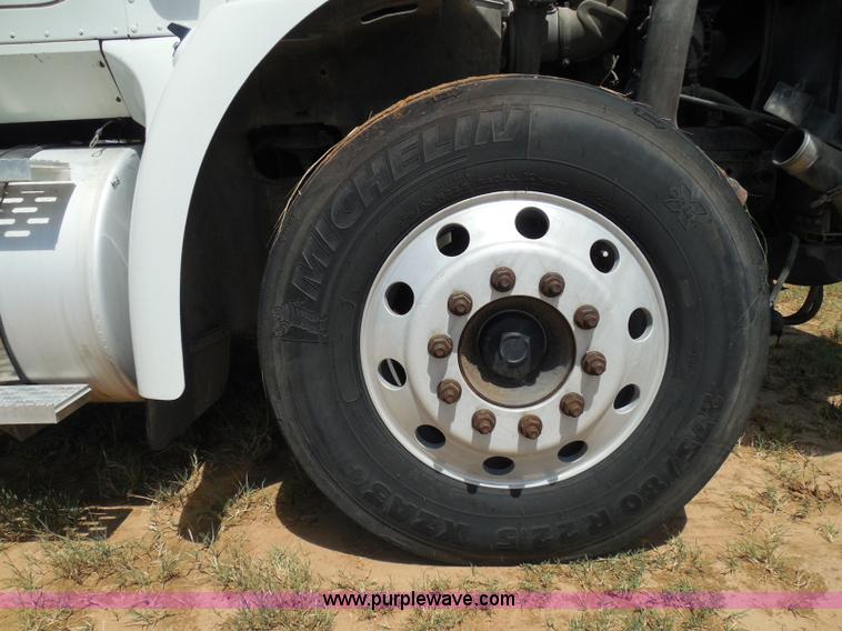 image for item I3352 2005 International 9400i semi truck