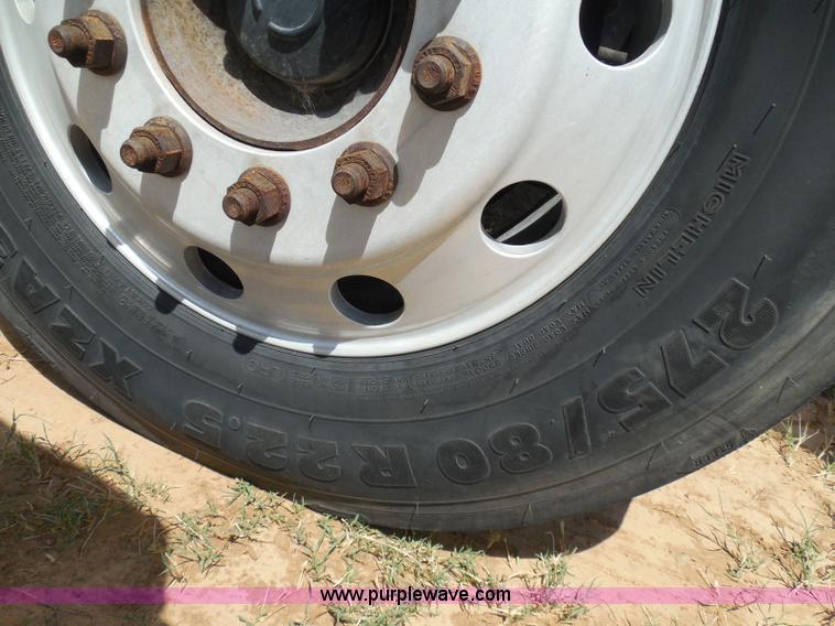 image for item I3352 2005 International 9400i semi truck