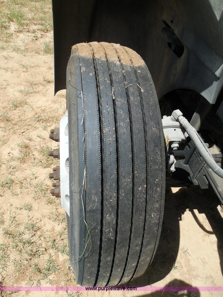 image for item I3352 2005 International 9400i semi truck