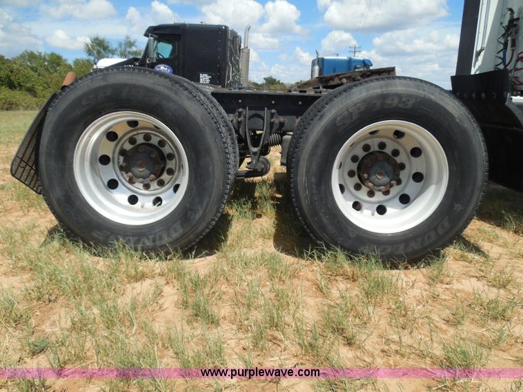 image for item I3352 2005 International 9400i semi truck