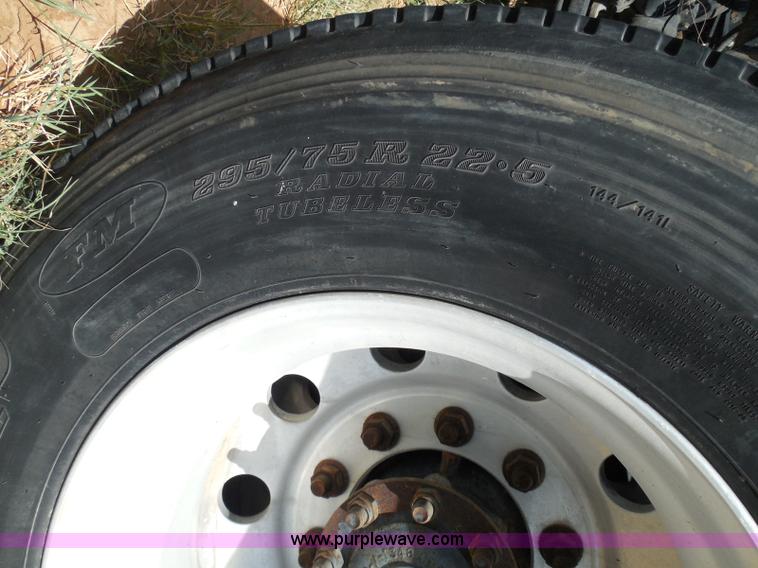 image for item I3352 2005 International 9400i semi truck