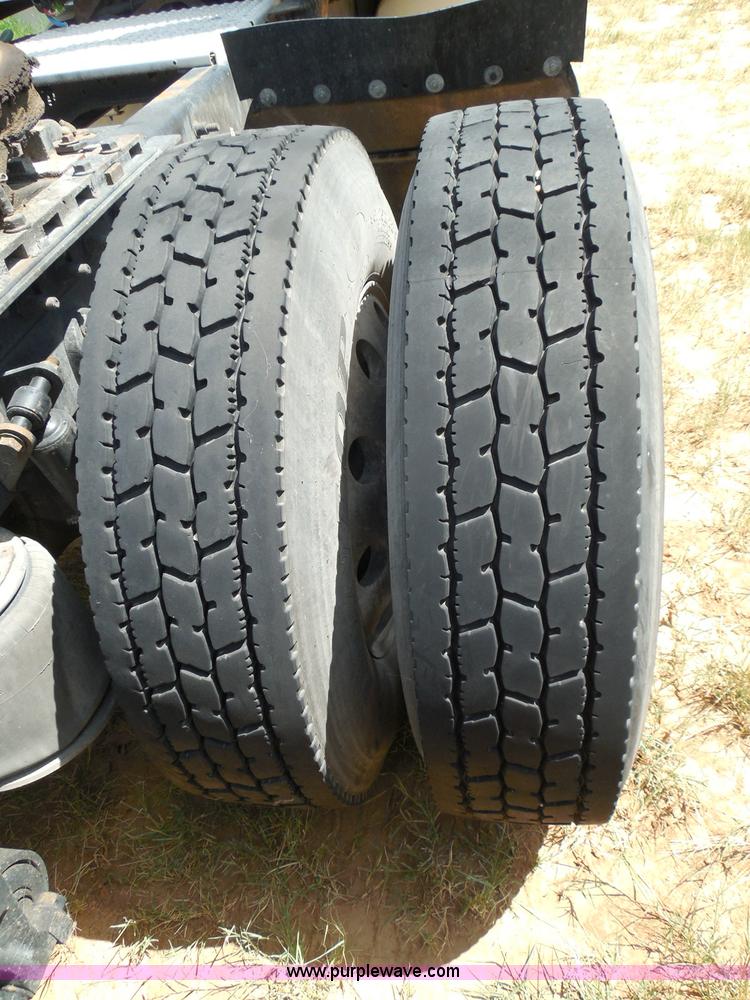 image for item I3352 2005 International 9400i semi truck