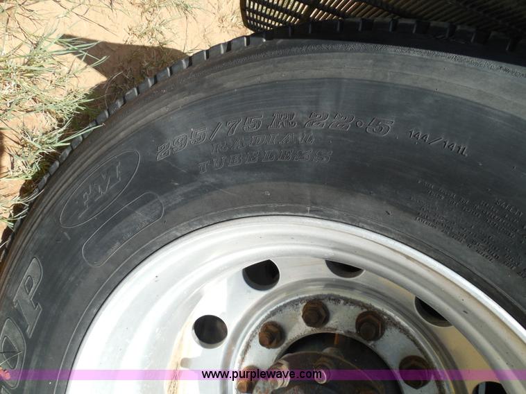 image for item I3352 2005 International 9400i semi truck