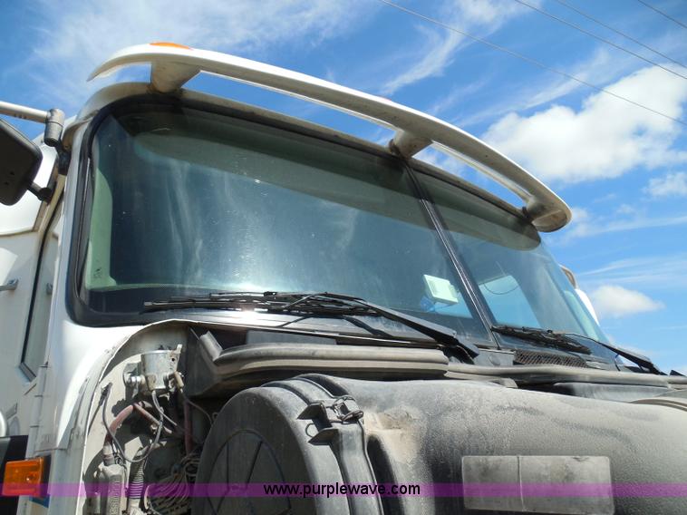 image for item I3352 2005 International 9400i semi truck