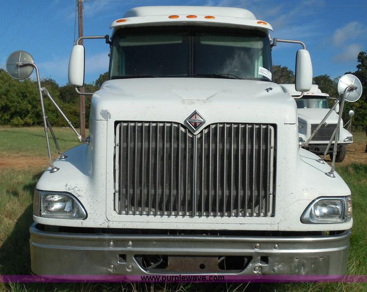 image for item I3353 2005 International 9400i semi truck