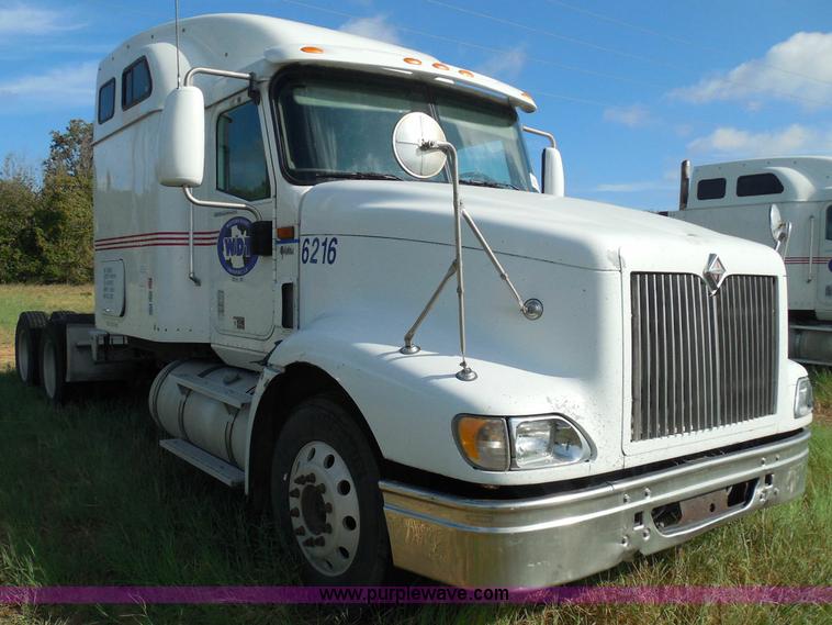 image for item I3353 2005 International 9400i semi truck